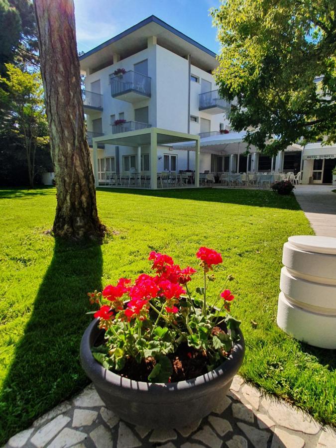 Hotel Eurovil Garni Lignano Sabbiadoro Exterior photo
