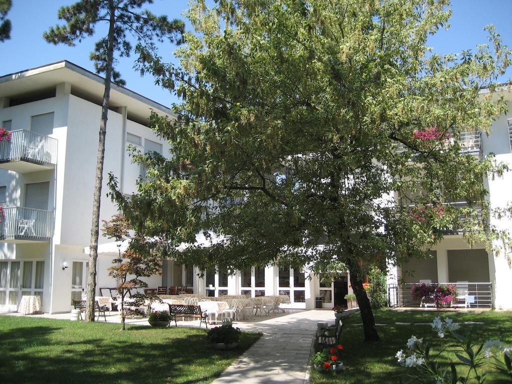 Hotel Eurovil Garni Lignano Sabbiadoro Exterior photo